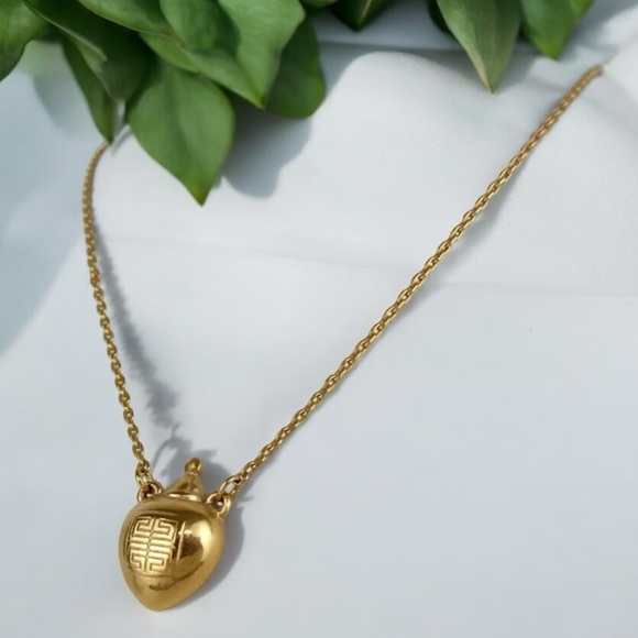 GIVENCHY Signature Vintage Necklace 😍🔥✨ - Picture 3 of 9